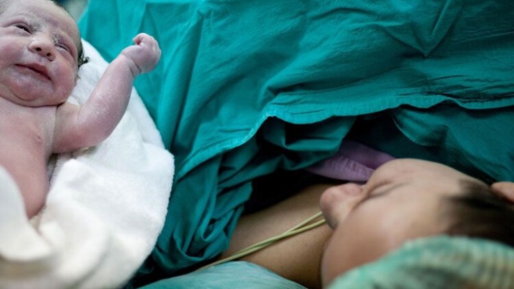 Ai bambini nati con taglio cesareo mancano i batteri “buoni”: i risultati di uno studio inglese I bambini nati attraverso il canale vaginale ospitano microbi diversi rispetto a quelli trasmessi da taglio cesareo