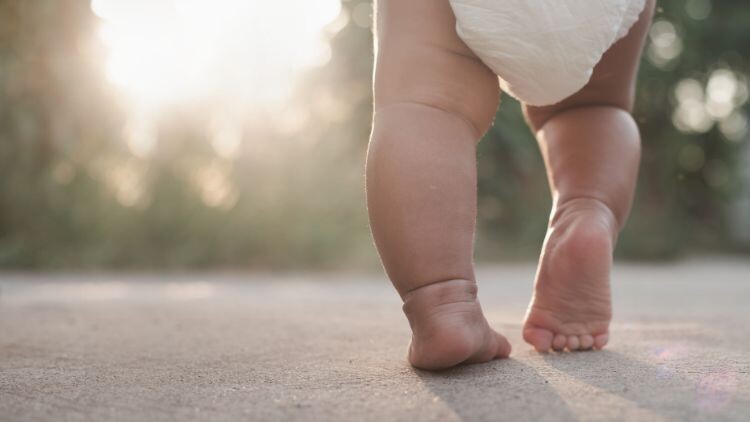 Camminare a piedi nudi fa bene alla crescita dei bambini: il punto di vista osteopatico
